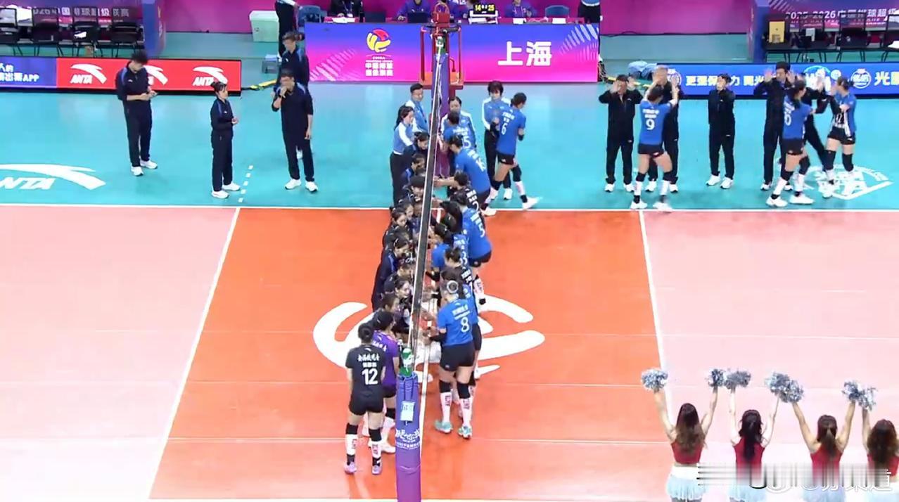 杀鸡焉用牛刀！上海女排打福建女排这种弱队，竟然还上全主力首发，多么好的锻炼年轻球