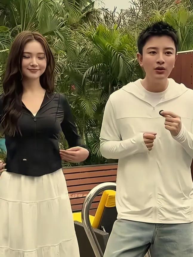 贾乃亮直播间新助理神似李小璐，弹幕炸屏5000万话题陷争议双十一购物季的明