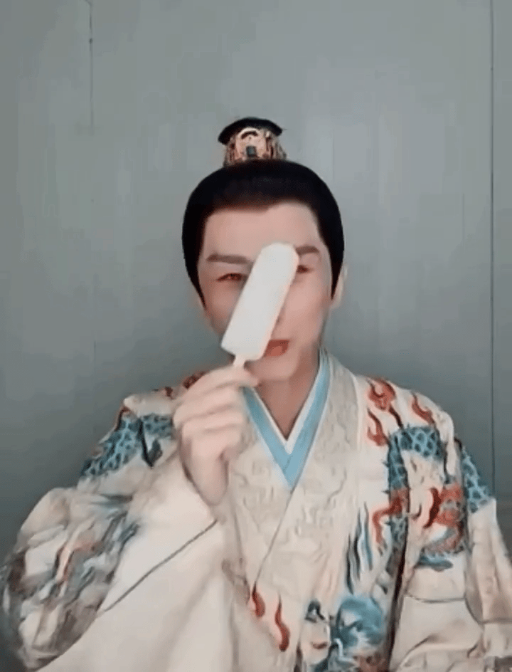 成毅吃冰棍的样子看起来可爱吗​​​