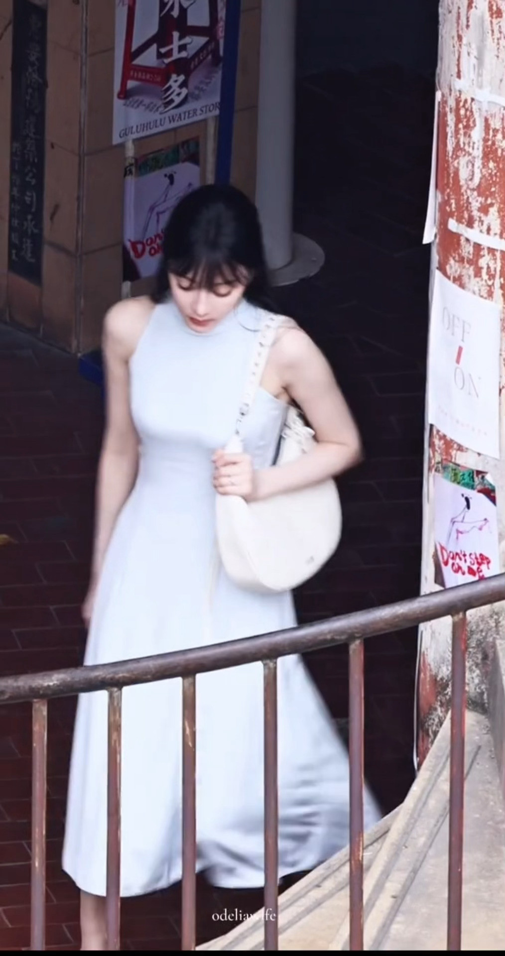 卫蓝女神，完全是温柔妈咪[哭哭][哭哭][哭哭]迪丽热巴卫蓝白色连衣裙​​​