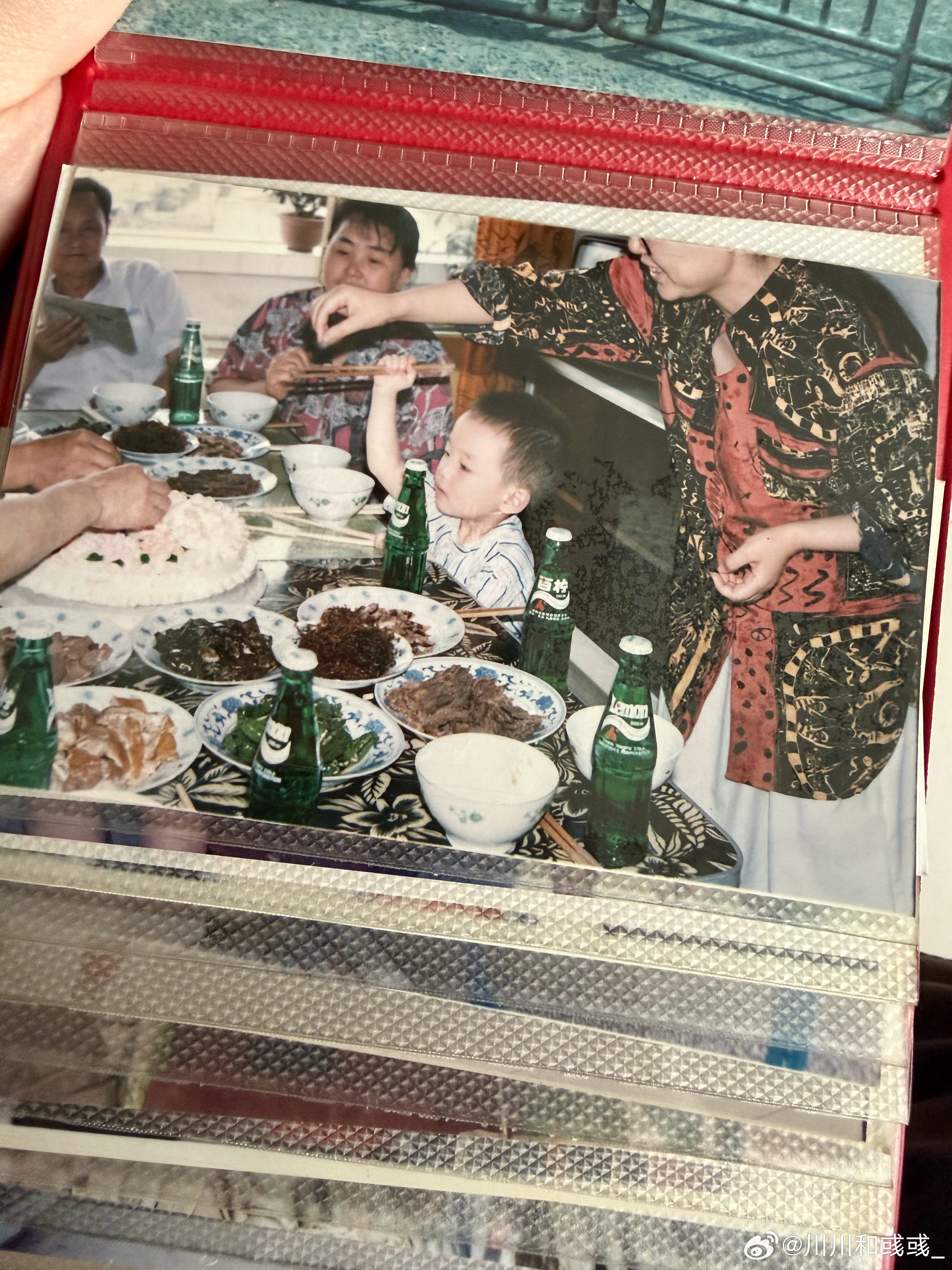 今天看我小时候的照片，突然发现当时的可乐是这样的