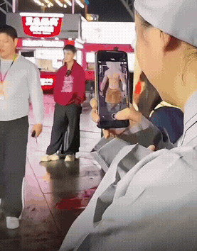 “师太，你是真有点失态！”在某漫展外场，一位师太竟动了凡心。她停住了脚步，举着