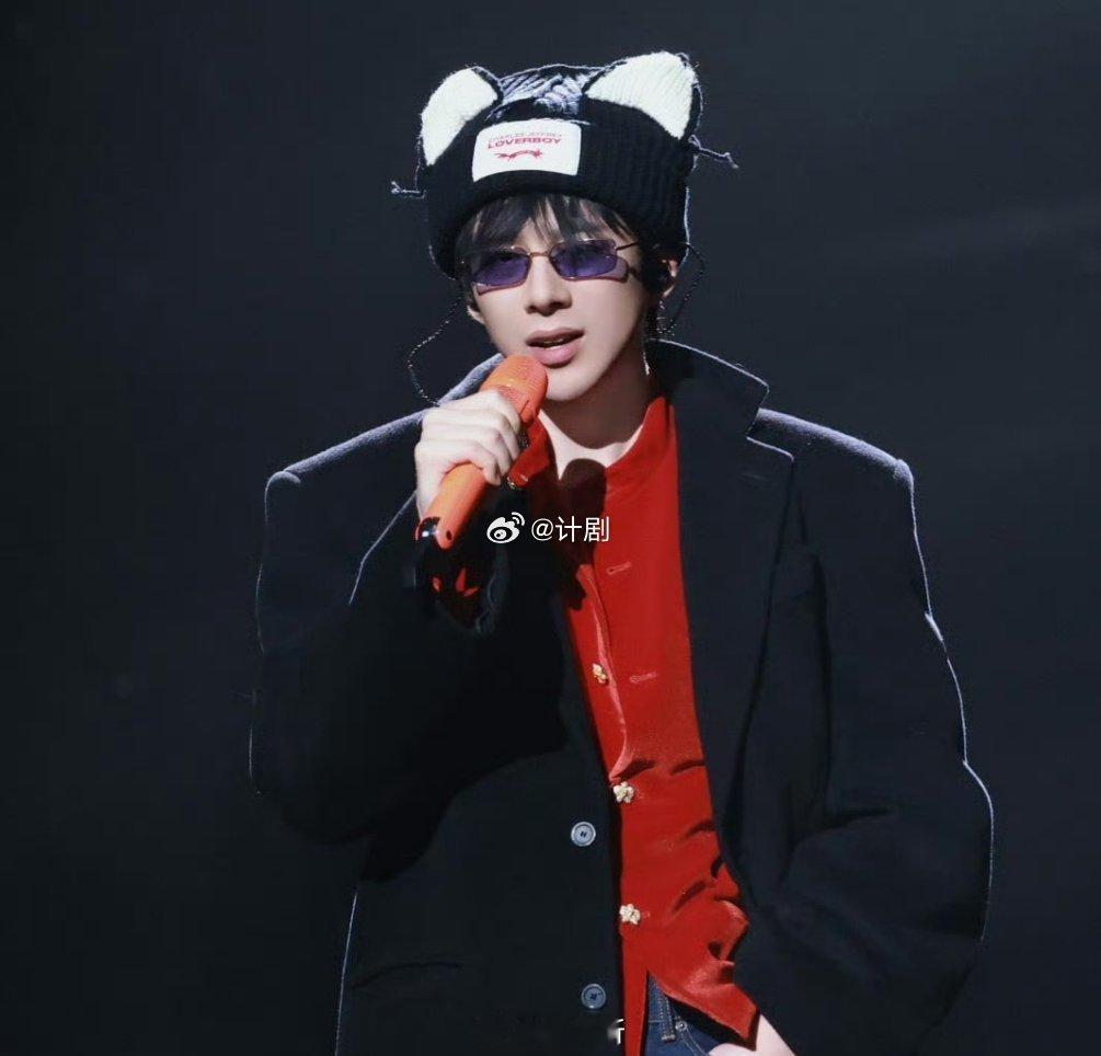 摩登兄弟刘宇宁今天是抓娃娃机被刘宇宁春晚撒玩偶可爱晕！全开麦稳唱还能疯狂扔抱枕