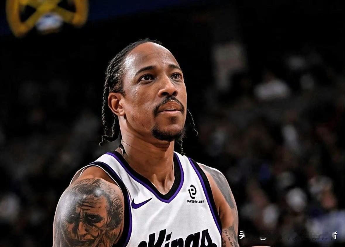 理性讨论，威少与德罗赞本场数据对比；威少，年纪37岁，薪资363万美元。今