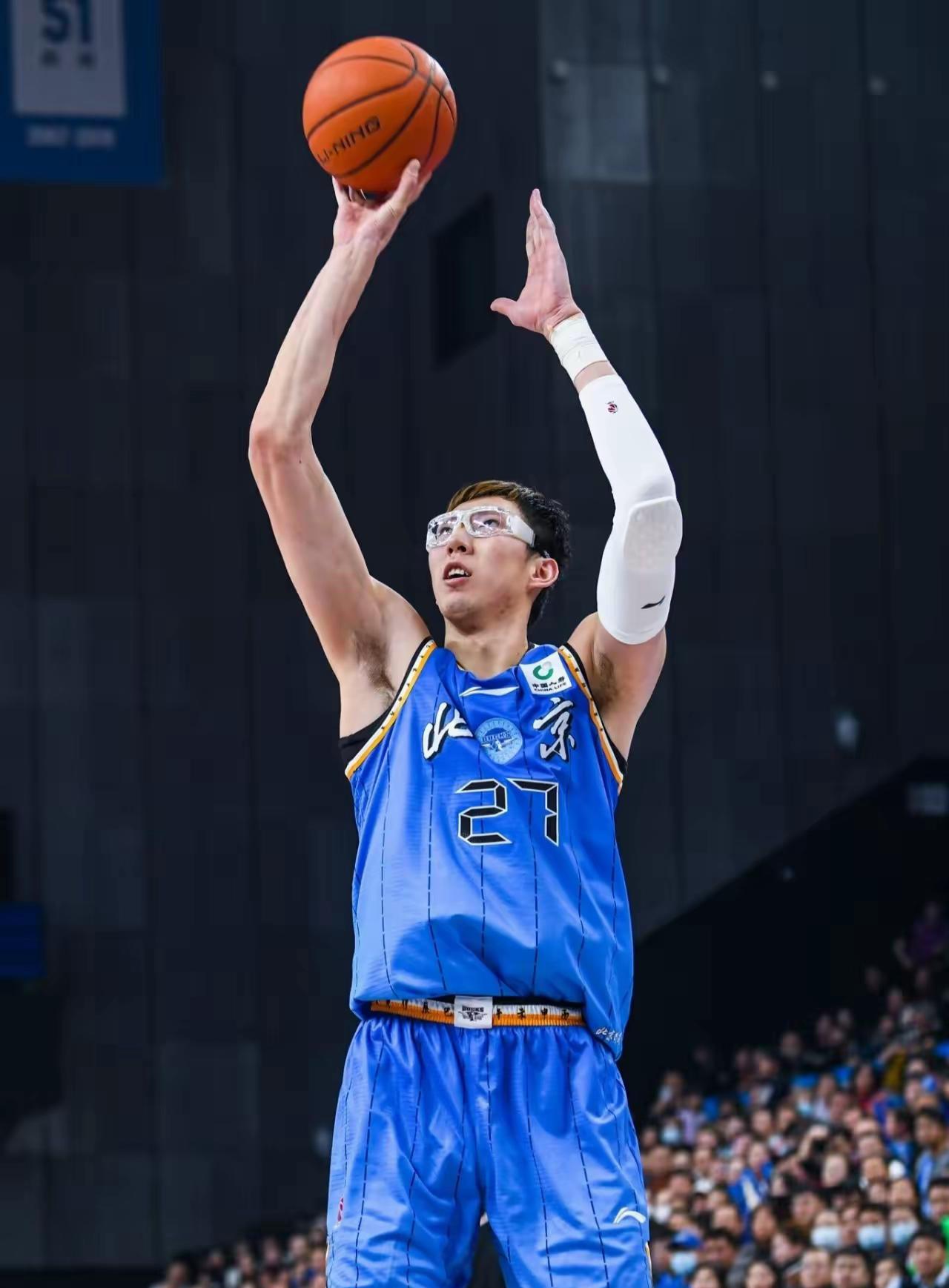 我承认周琦是渐渐的变好了。最近两场球，周琦都开始打得非常积极主动。以他的天赋和运