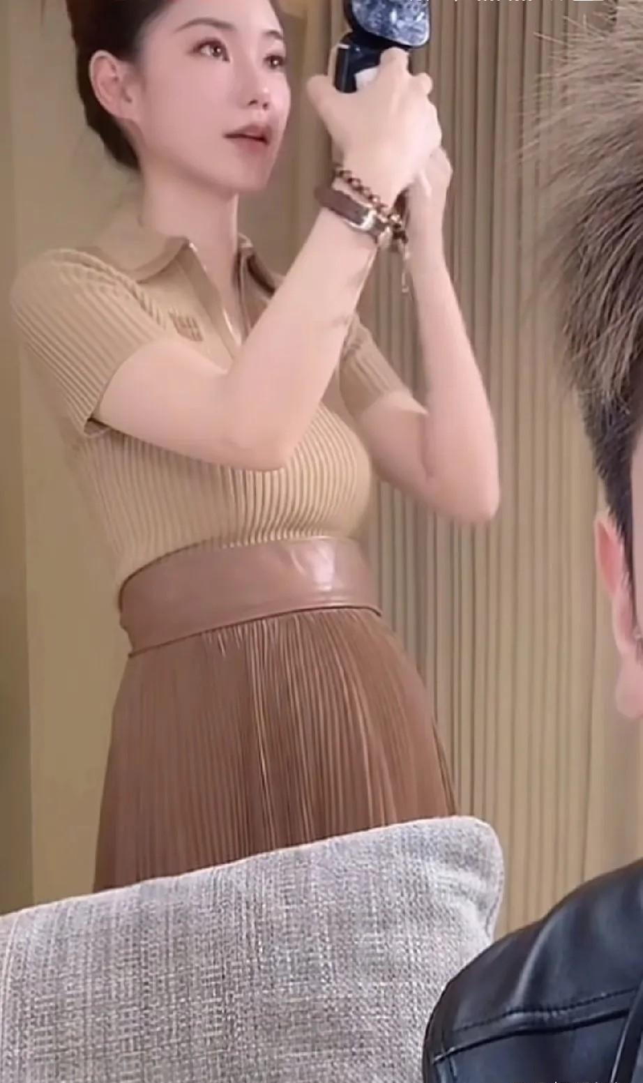 马筱梅肚子看起来像怀孕五个月的样子，但是她却否认自己怀孕，说是吃多了长胖了。马筱