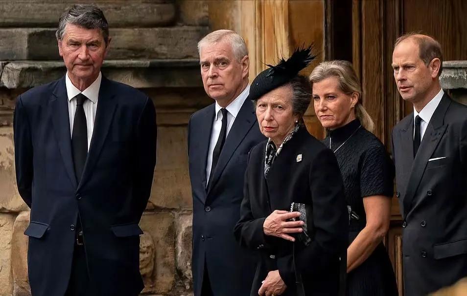 安妮公主的脆弱，在这一刻，是体现得淋漓尽致2022年，英女王离世，王室成员中最