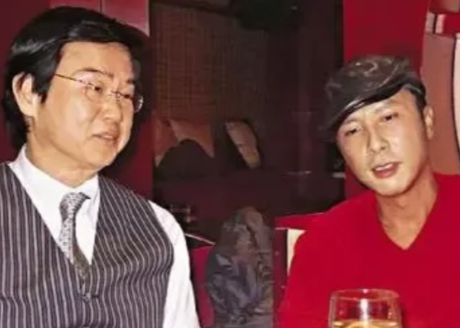 2008年，黄百鸣筹拍《叶问》时，他邀请李连杰出演叶问，可李连杰的片酬价格要1个