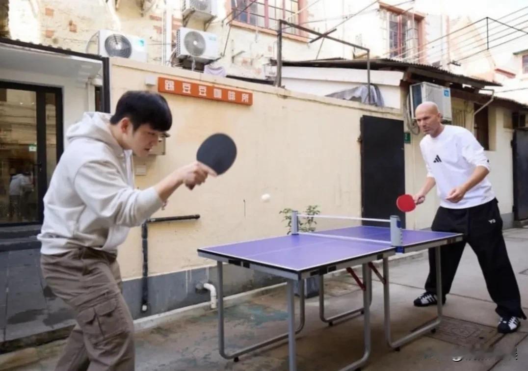 我估摸樊振东心里应该美死了吧，和偶像齐达内在上海街头打球，超梦幻的联动啊！皇马