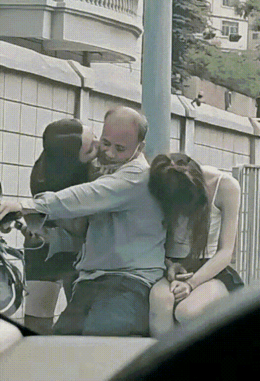 大爷就是大爷，估计不止有低保，还有退休金，你说呢？