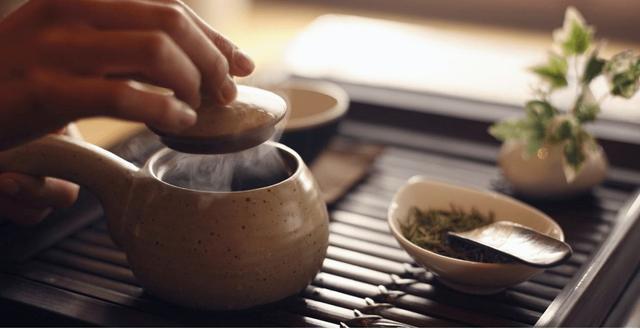 喝茶到底是养胃还是伤胃? 经常喝茶的人有什么好处和坏处?