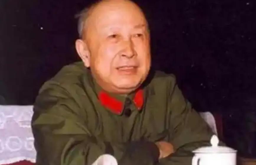 1964年秋的，钱学森全家人围桌吃饭，钱学森咀嚼两下，突然放下筷子，目光落在菜盘