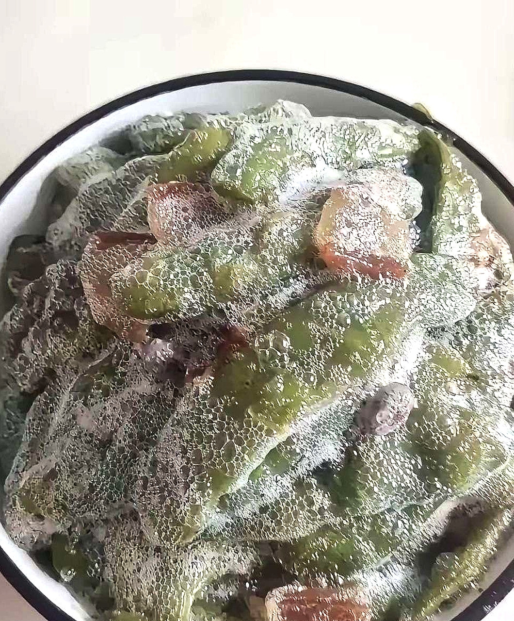 刚炒的菜...为啥这么多气泡？
