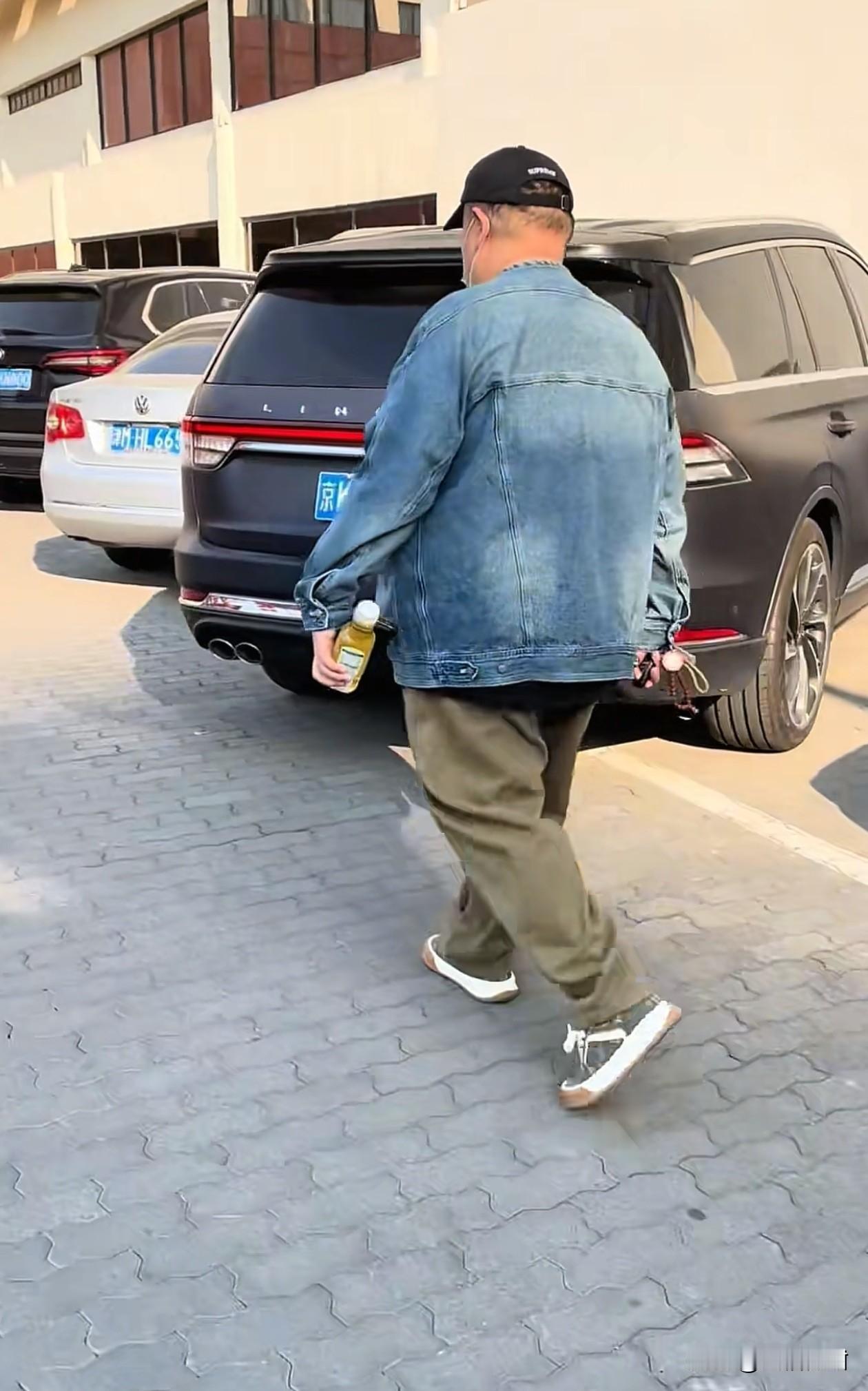 “孙越老师”，有路人偶遇相声演员孙越打招呼，孙越是一点反应都没有，戴着口罩大步往