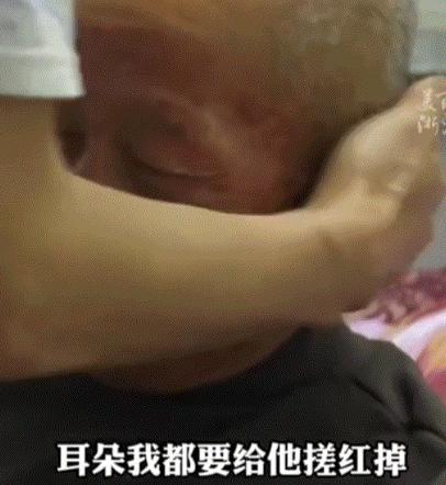 浙江嘉兴，一男子每晚用绳子牵着脑梗瘫痪的父亲跑步康复。经过13个月坚持跑步，让一