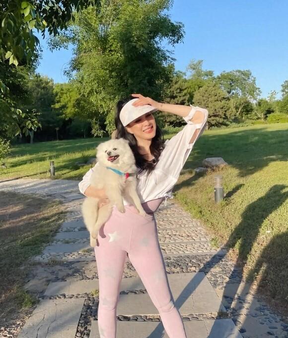 钟丽缇所穿的那件防晒衣，它属于短款的小类型外套，这种小外套具备很显腿长的特性，原