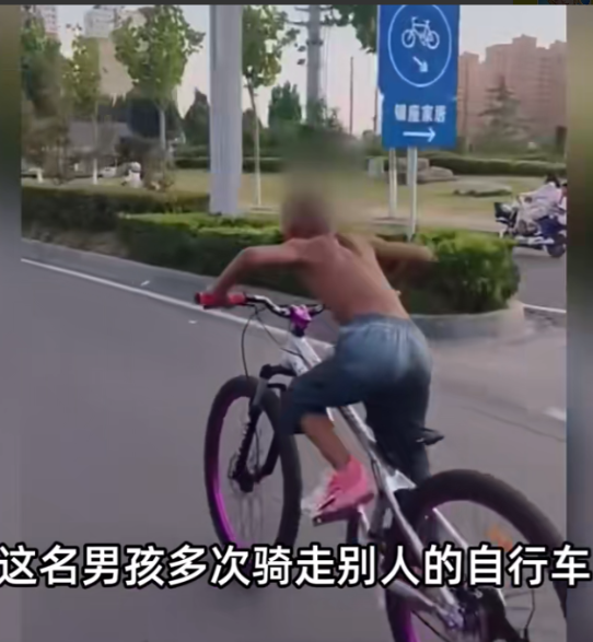 “防不胜防！”山东菏泽，一位8岁的小男孩因为缺乏家庭教育，经常跑到路边去偷高档自
