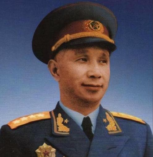 1959年，他曾被誉为“战神”，凭借一套纯粹的“战场法则”登顶荣耀巅峰，连毛泽东
