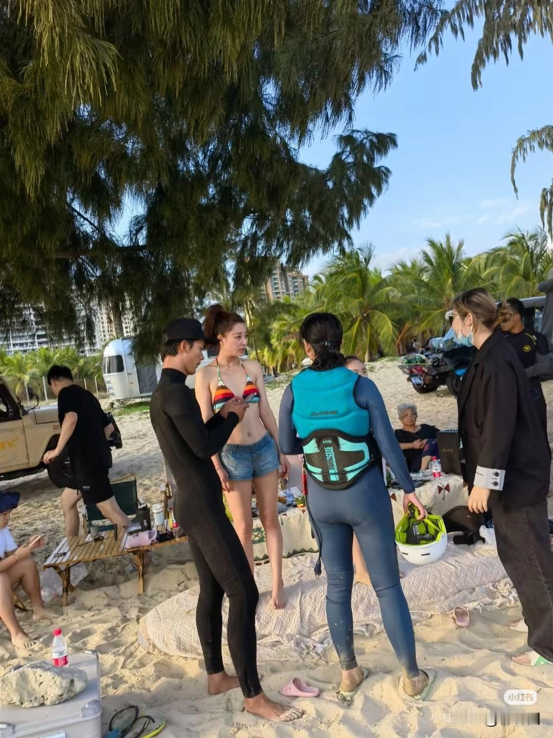 殷桃真是越老越撩人，穿衣很招摇。照片中，殷桃身穿彩虹比基尼搭配牛仔短裤，展现