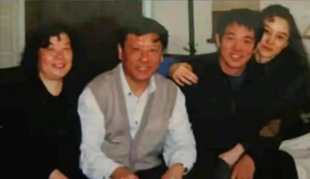 利智和李连杰亲昵瞬间，鲜少看到她热情主动的照片。冰美人这样对待自己，看把李连杰笑