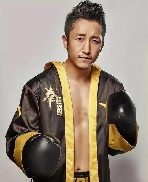 一位在拉斯维加斯捧起金腰带的中国拳王，为什么回国打一场之后，名气、身价、身体状态