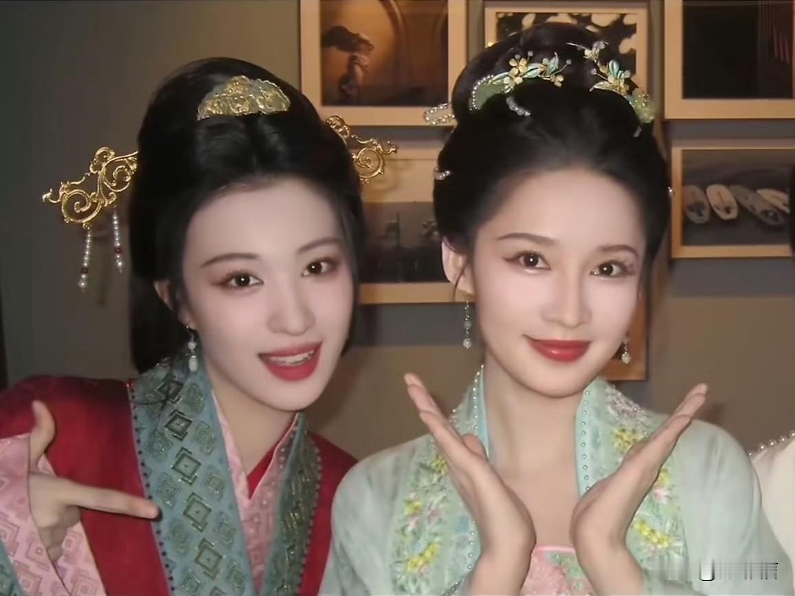 美女的身旁还是美女具象化，穿上古装后的李沁和王楚然，一个婉约典雅一个明艳端庄，从