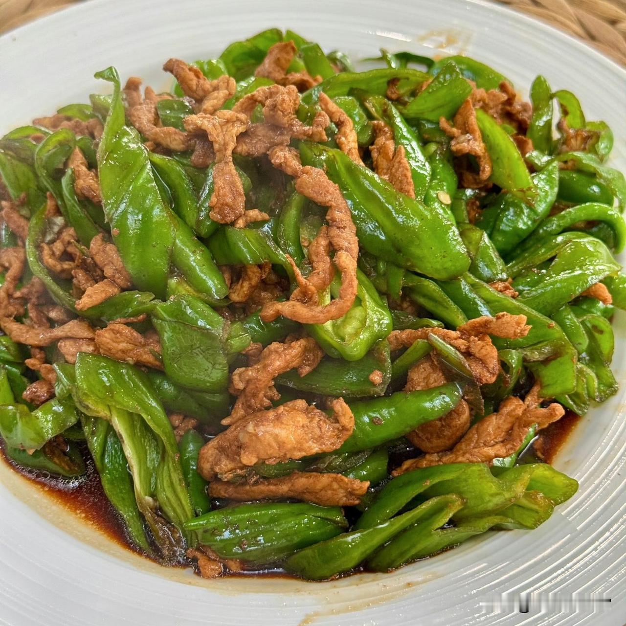 砂锅鱼头裹着浓郁酱汁，青红辣椒点缀其间，鲜辣入味；土豆胡萝卜炖排骨，色泽诱人，肉