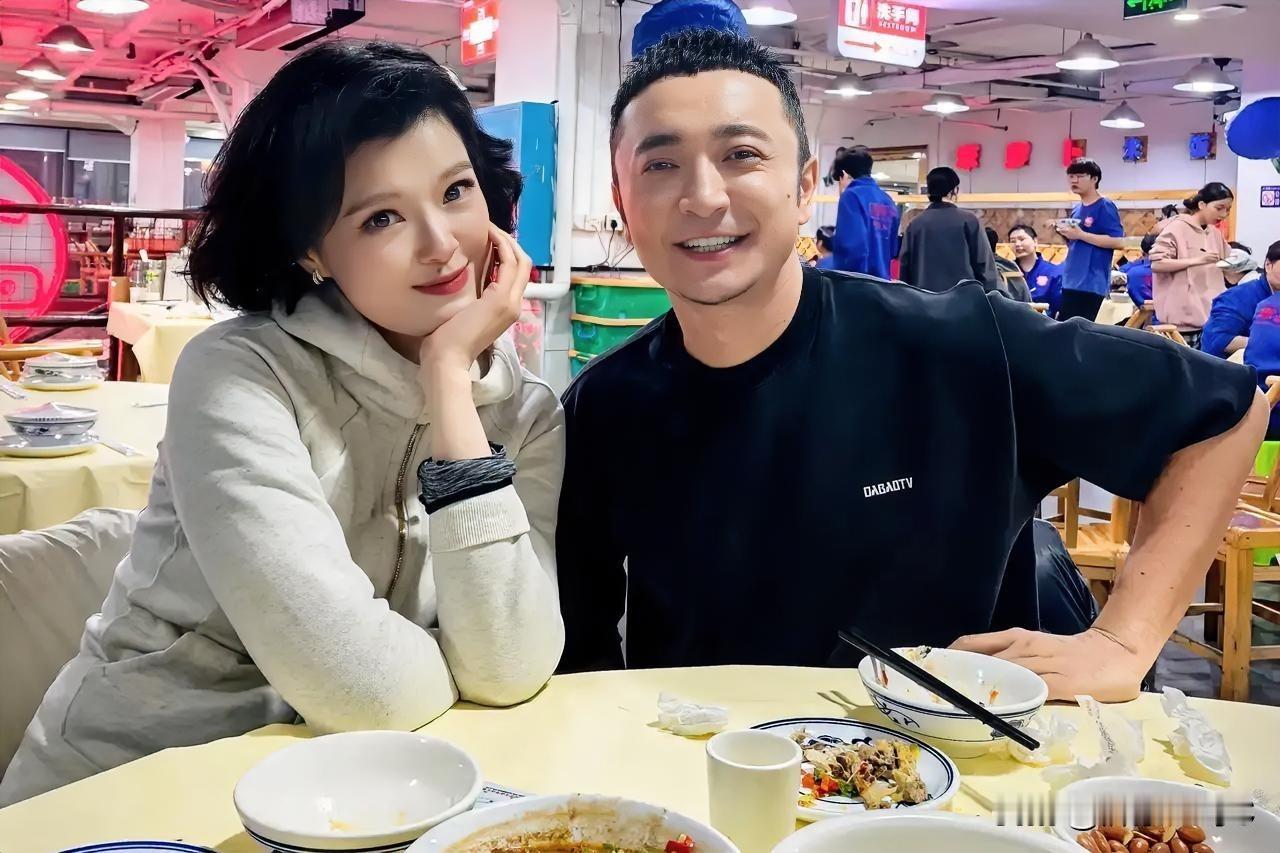 大家拍到一张央视著名主持人邹韵和尼格买提一起吃饭的照片，邹韵单手托腮好可爱的样子