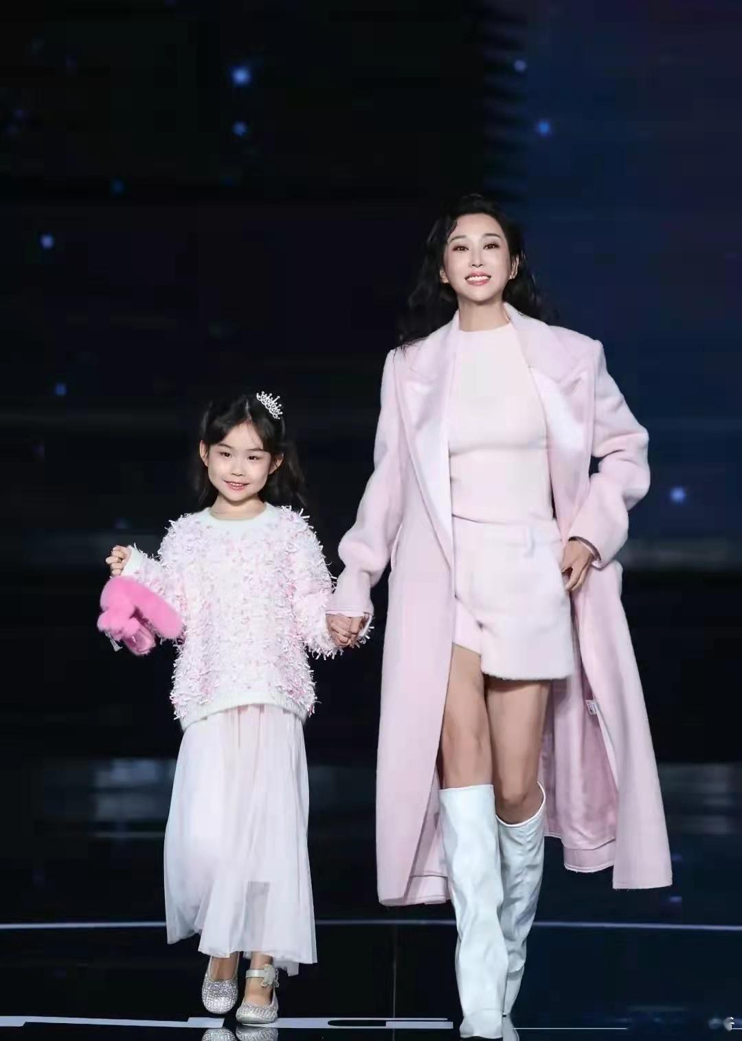 杜若溪带女儿T台走秀，孩子正脸首次曝光，不像爸爸像小沈阳女儿！​​​