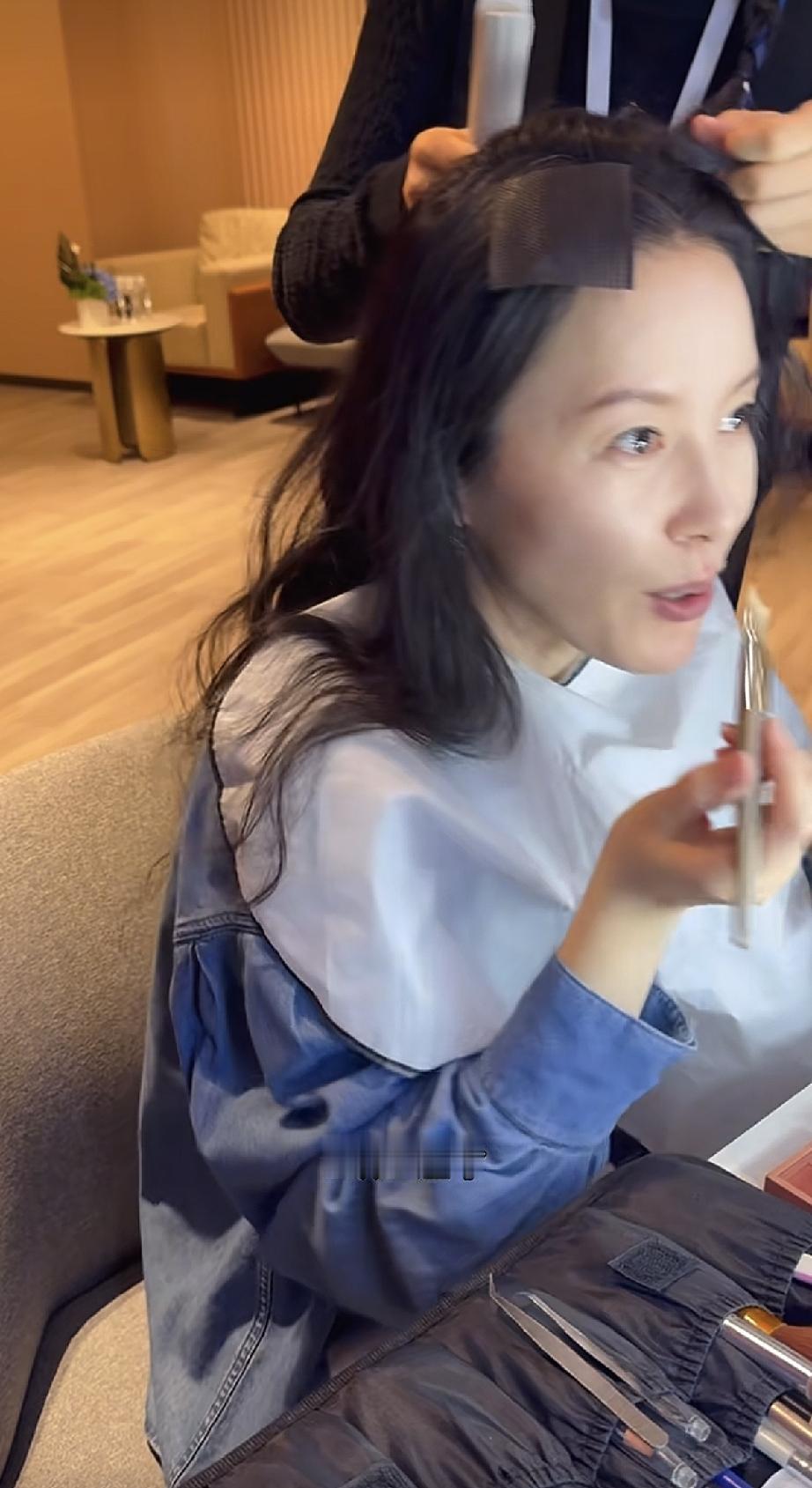 蔚来ES9发布会之前，老板娘和老板在化妆室互动，老板娘王奕芝敢暴露自己的素颜，用