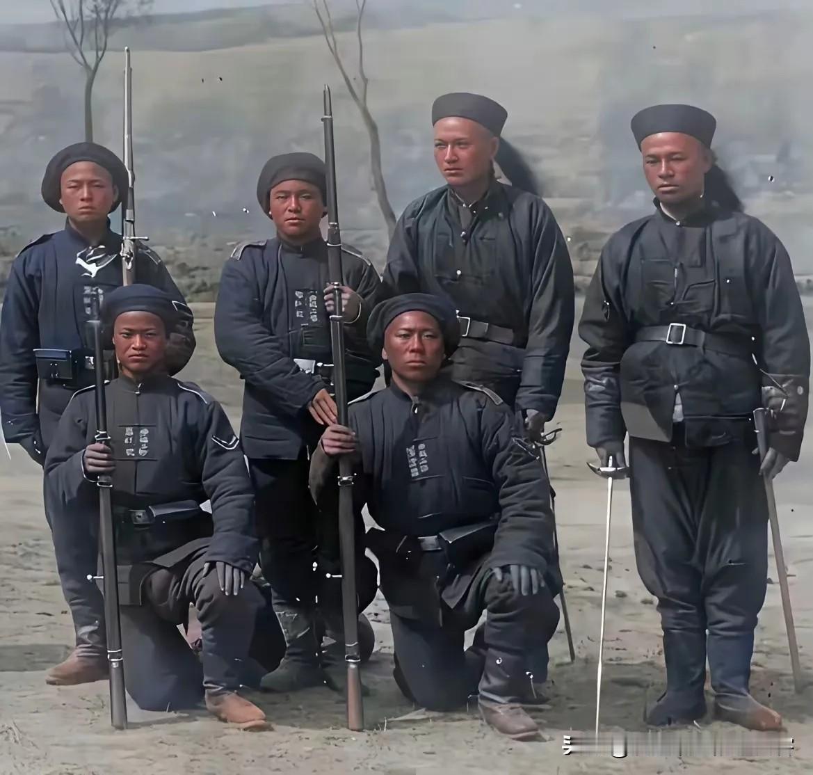 照片中的这些人，就是当年左宗棠收复新疆的将士们，他们是中华民族的英雄，他们的功绩