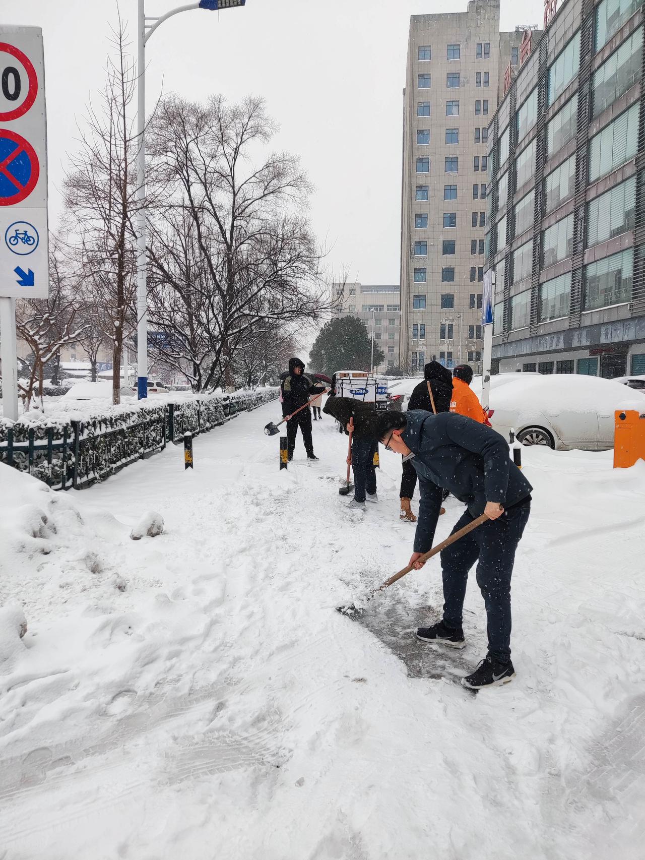 今年北京下雪后的扫雪操作太圈粉了！以往常见的传统融雪剂基本不用了，换成了更科学环