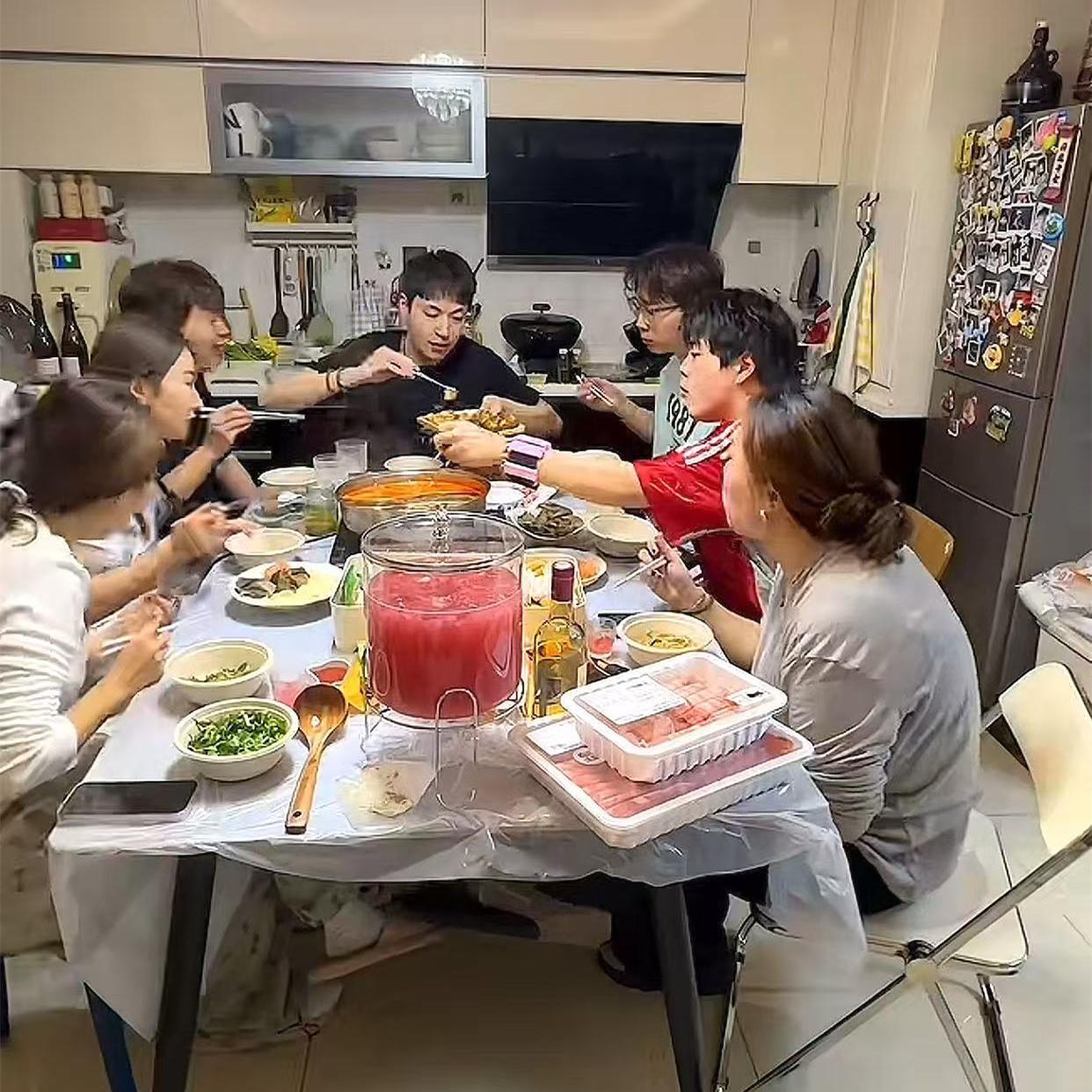 王九龙、朱琳在家组局，邀请德云社师弟师妹和好友来做客！都是谁来了呢？有王霄笛、赵