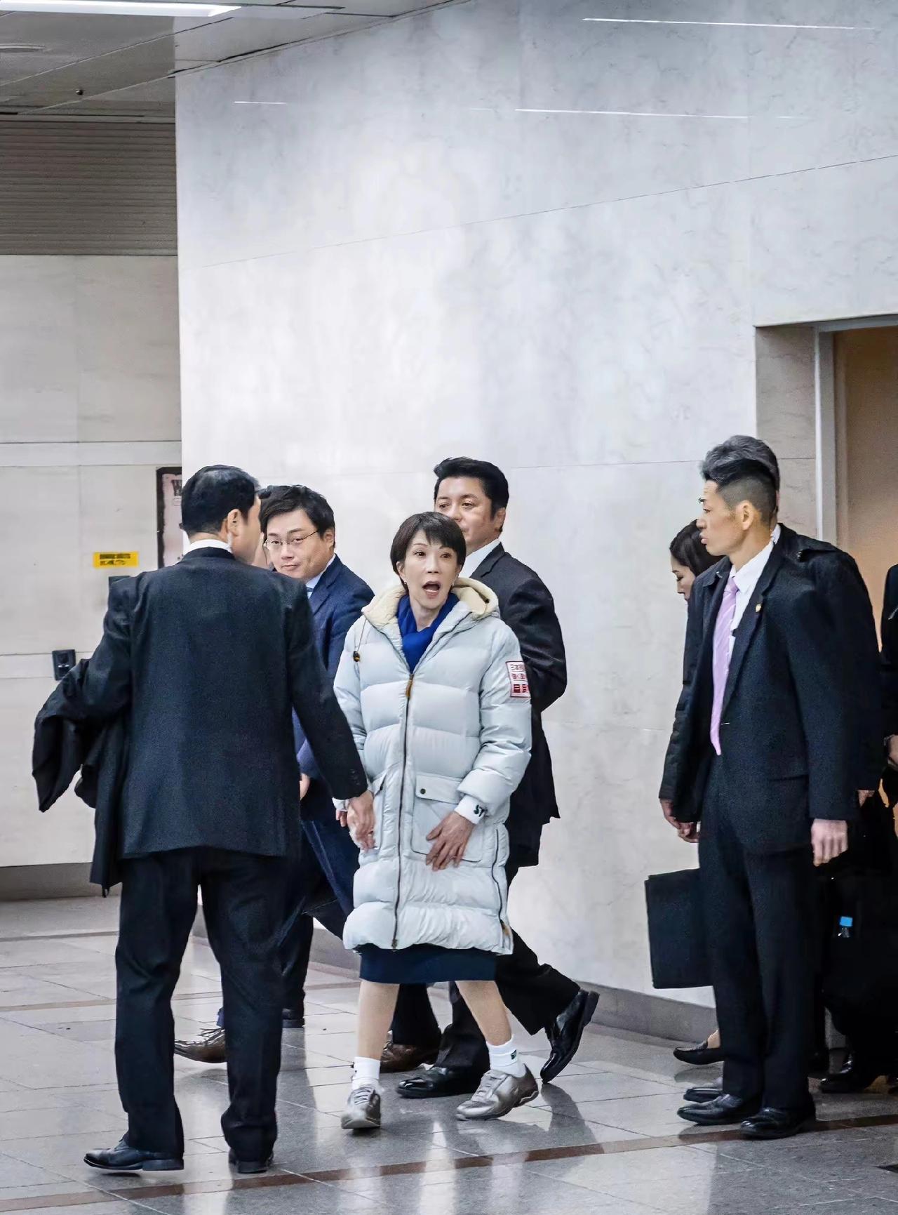 在见完英国首相斯塔默之后，日本首相高市早苗竟然宣布因为手臂受伤而缺席周日的辩论节