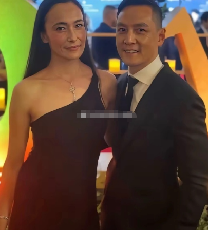 原来这就是传说中的夫妻相，乍一看还以为两个吴彦祖呢​​​