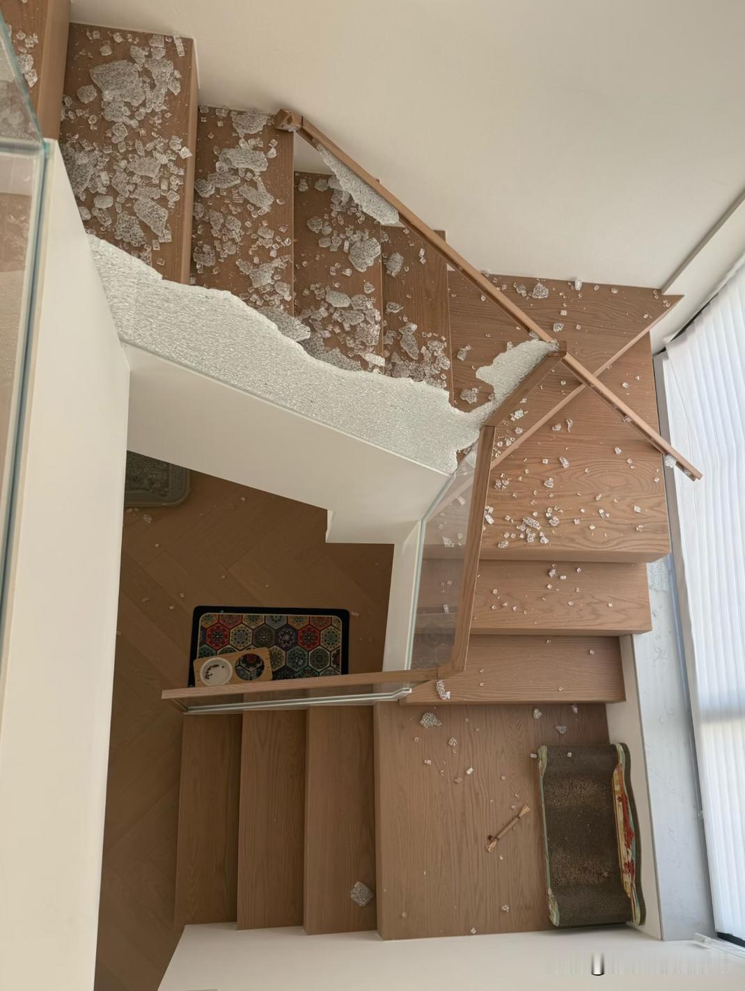 楼梯玻璃扶手爆炸没想到玻璃自爆的事情被我遇到了脑子当时一片空白😭幸好人没
