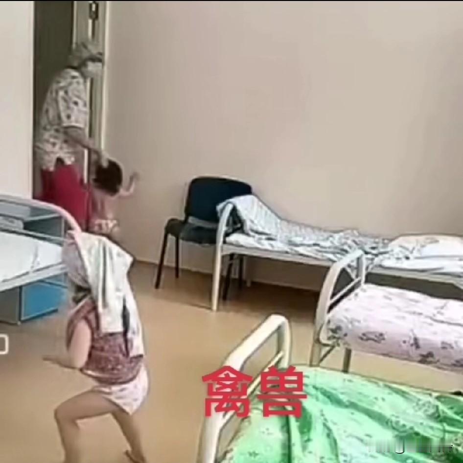 福利院的宝宝，没妈的孩子像根草，拎着头发上床，孩子吓死了动都不敢动怪不得听过个
