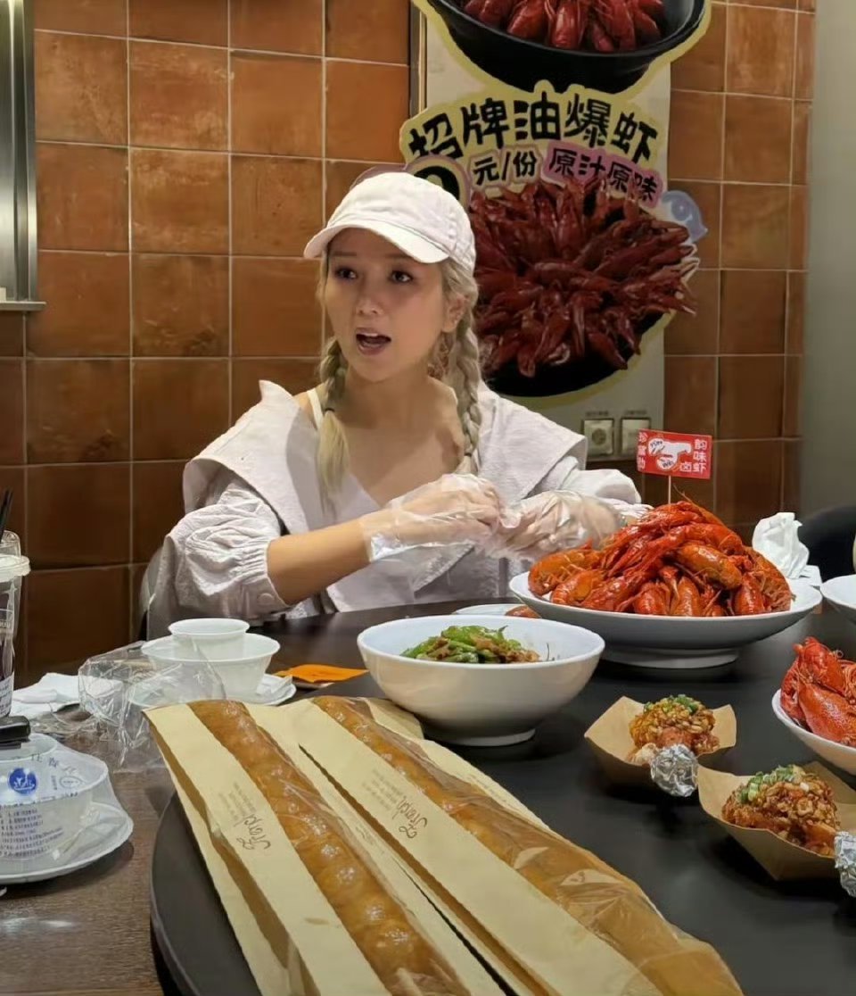 何洁聚餐被拍到真的好嫩，人又瘦又美好打扮的像小姑娘。
