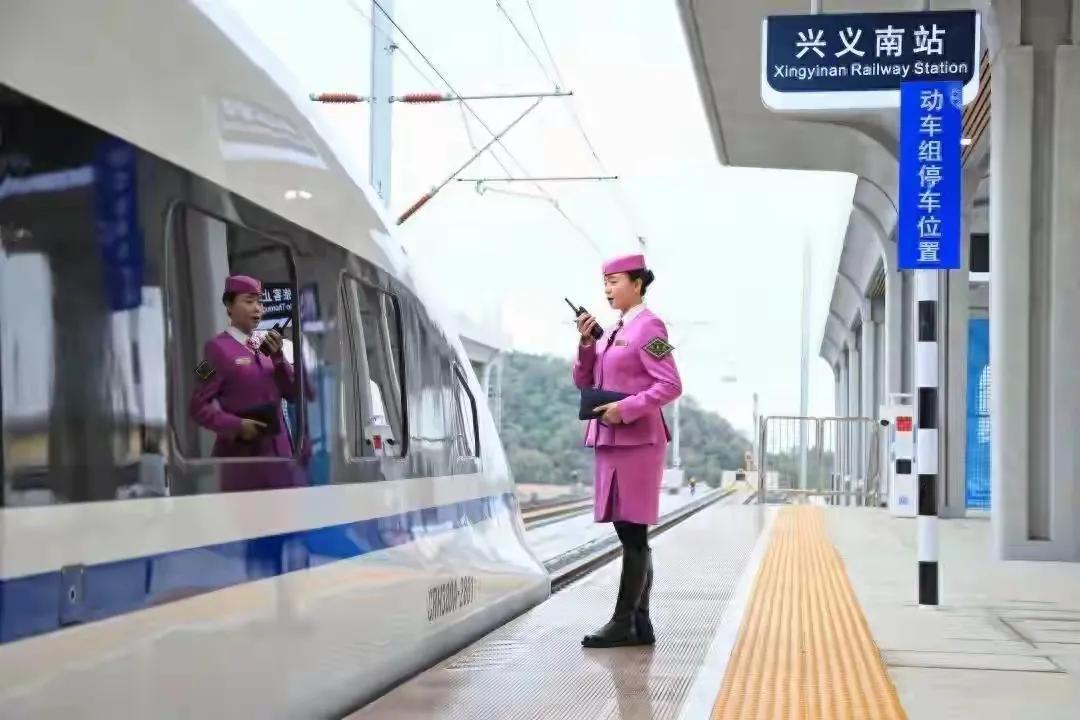 2025年11月28日9时38分，随着第一辆列车G5356次高铁列车缓缓从兴义南