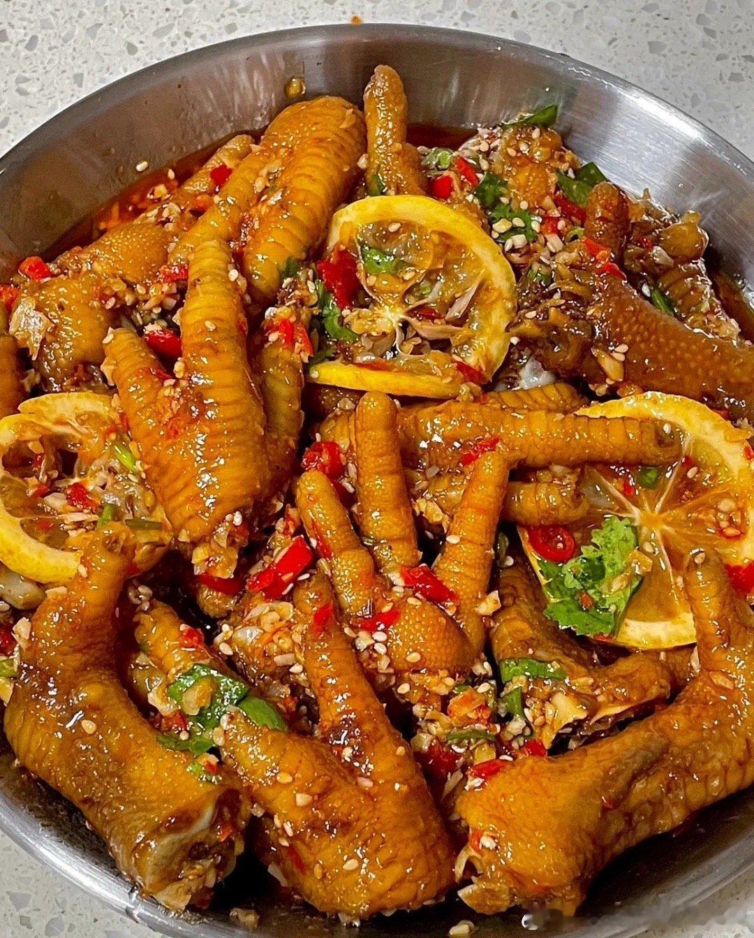 相信我……真的比路边摊的还要好吃！家人们！这个蒜香凉拌鸡爪你们一定要去试试！真的