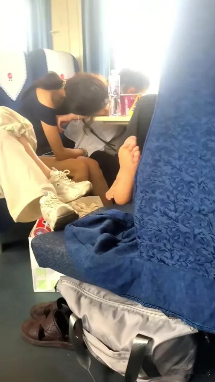 2个大神！一个脱了鞋躺在座位上睡觉，一个脚踩到对面的座椅上玩手机！大夏天的，身上