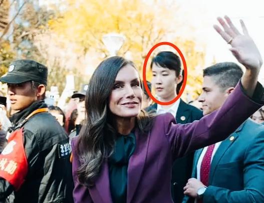 西班牙王后身后这位是贴身保镖吗？一眼看上去就感觉身手不凡啊！在人群中特别的显