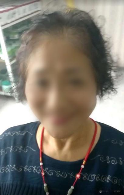 我二姨有件事一直耿耿于怀。有一年她带着续弦的姨夫，背着一大袋特产，去山西晋城看