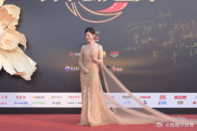 辛芷蕾的肩颈线条辛芷蕾挂脖亮片纱裙辛芷蕾穿这条挂脖亮片纱裙，肩颈线条显得特别修