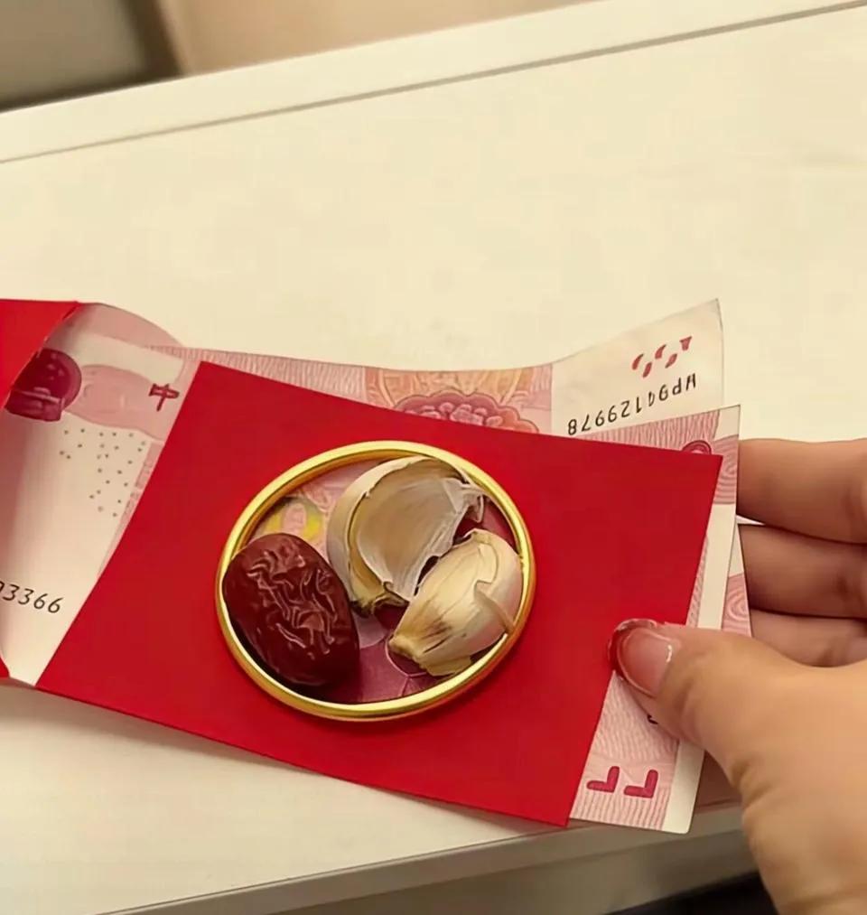 女孩第一次去男朋友家，就遇到了难题。男友的妈妈给了她一个大金镯子，两瓣蒜，一颗
