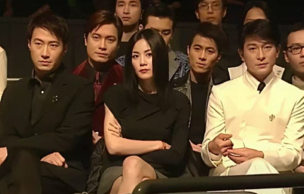 第一眼看到的居然是罗嘉良。​​​