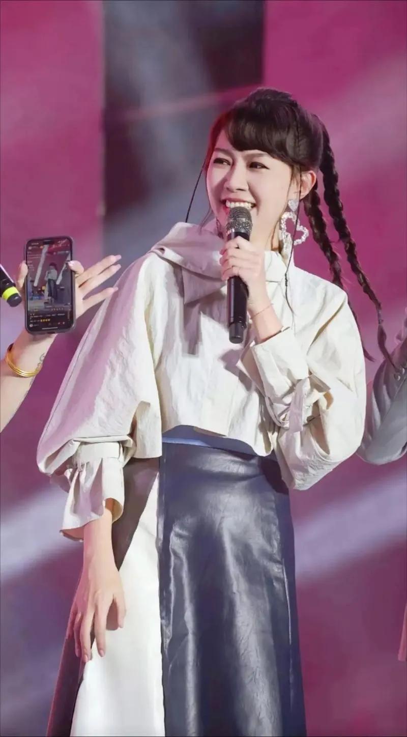 许华升开演唱会，竟请来卓依婷！这波“回忆杀”我吃了！许华升开演唱会，居然把卓依婷