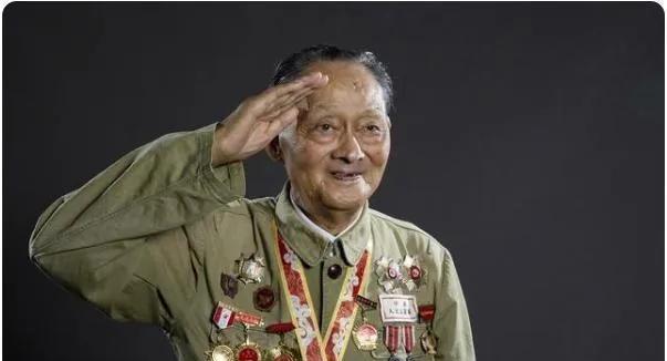 神炮手周继成战斗在上甘岭。1952年10月19日夜，当黄继光用胸膛堵住敌枪眼时，