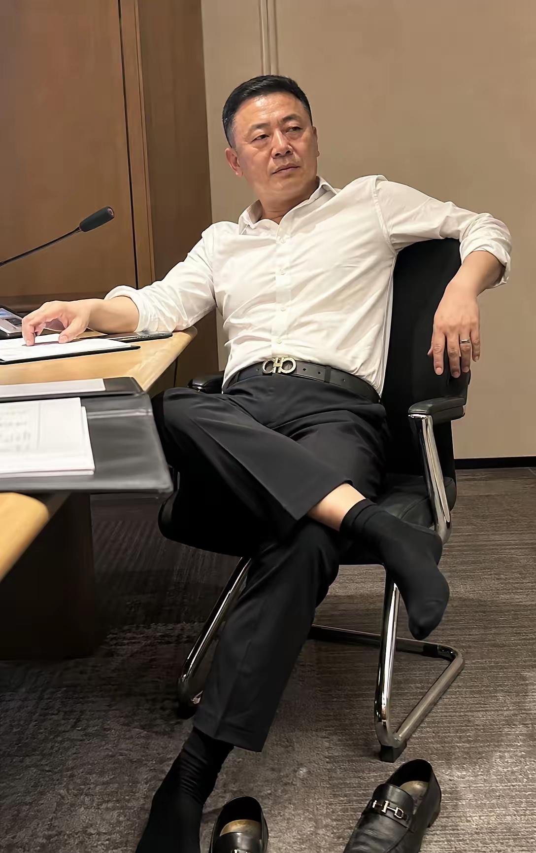 这种穿着，至少是处级干部，科员拿不出这种气质。