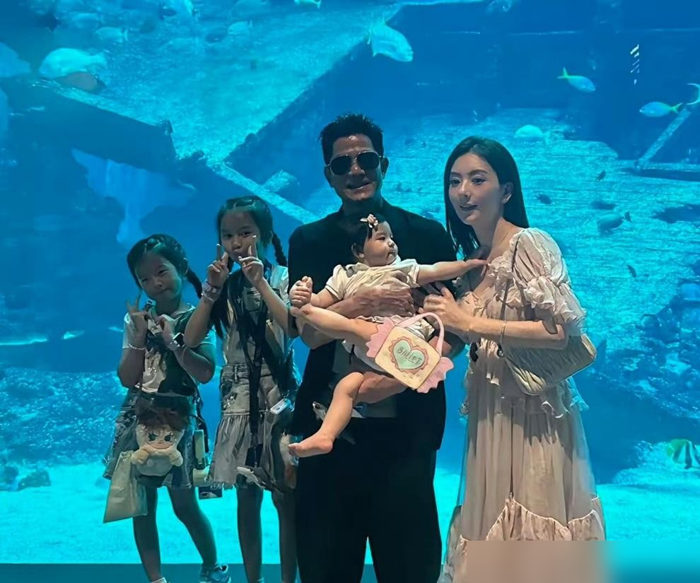 方媛躺酒店里上吐下泻，郭富城带着俩闺女和岳父岳母直奔环球影城，玩了一整天。没请保镖，没带助理，黑色P